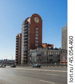 View of modern building and Lyakhmayer House on Voroshilovsky prospect in Rostov-on-Don, Russia (2021 год). Редакционное фото, фотограф Elena Odareeva / Фотобанк Лори