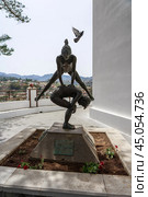 SANTA BRIGIDA, CANARY ISLANDS - AUGUST 05, 2024: "Ninos saltando a piola" (leapfrog) by sculptor Ana Luisa Benitez Suarez on the street in memory of the Canarian historian Francisco Morales Padron. Редакционное фото, фотограф Sergey Kohl / Фотобанк Лори