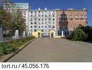 Старые доходные дома в начале Малой Никитской улицы, Москва. Снято из двора церкви Большого Вознесенья. На одном из домов - тень от колокольни церкви. Солнечный день в сентябре. Редакционное фото, фотограф Сергей Рыбин / Фотобанк Лори