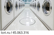 A row of white washers in a large room with no doors, AI. Стоковое AI-изображение, AI-художник Сергей Старуш / Фотобанк Лори