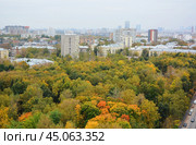 Вид на Бабушкинский парк и жилые дома на Янтарном проезде в Москве осенью (Лосиноостровский район) Стоковое фото, фотограф Александр Замараев / Фотобанк Лори