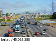 Ленинградское шоссе, Химки (Московская область). Автомобильное движение по новой эстакаде в районе торгового комплекса МЕГА и улицы 9 мая. Вид в строну области (2024 год). Редакционное фото, фотограф Александр Замараев / Фотобанк Лори