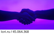 Минималистичный силуэт рукопожатия на ярком фиолетовом фоне для деловых и партнерских тем. Стоковое AI-изображение, AI-художник ФотоИнтеллект / Фотобанк Лори