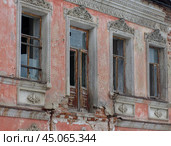 "Купеческий особняк И.З. Карпова" (фрагмент). Невьянск, Комсомольская улица, дом 3 (2019 год). Редакционное фото, фотограф Алексей Иванов / Фотобанк Лори
