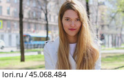 Hair Model. Beautiful blond woman showing off her long lush hair in summer street. Стоковое видео, видеограф Андрей Аркуша / Фотобанк Лори