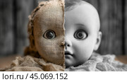 Half-Decayed Doll and Pristine Doll Juxtaposition, AI. Стоковое AI-изображение, AI-художник Сергей Старуш / Фотобанк Лори