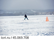 Training of athletes in kiting on a winter sunny day on Lake Onega,Petrozavodsk. Стоковое фото, фотограф Анна Кривицкая / Фотобанк Лори
