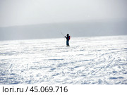 Training of athletes in kiting on a winter sunny day on Lake Onega,Petrozavodsk. Стоковое фото, фотограф Анна Кривицкая / Фотобанк Лори