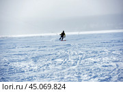 Training of athletes in kiting on a winter sunny day on Lake Onega,Petrozavodsk (2021 год). Редакционное фото, фотограф Анна Кривицкая / Фотобанк Лори