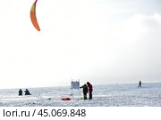 Training of athletes in kiting on a winter sunny day on Lake Onega,Petrozavodsk (2021 год). Редакционное фото, фотограф Анна Кривицкая / Фотобанк Лори