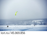 Training of athletes in kiting on a winter sunny day on Lake Onega,Petrozavodsk. Стоковое фото, фотограф Анна Кривицкая / Фотобанк Лори