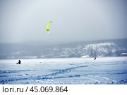 Training of athletes in kiting on a winter sunny day on Lake Onega,Petrozavodsk. Стоковое фото, фотограф Анна Кривицкая / Фотобанк Лори