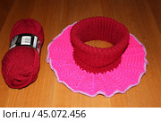 Вязание, рукоделие, творчество, манишка, игрушки, детям, пряжа, шарф, аксессуар (2018 год). Редакционное фото, фотограф Татьяна Осипова / Фотобанк Лори