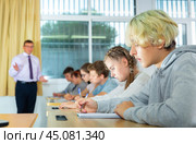 Side view of student group working on lecture in classroom. Стоковое фото, фотограф Яков Филимонов / Фотобанк Лори