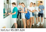 Teenagers applicants submit documents to admissions office of university. Стоковое фото, фотограф Яков Филимонов / Фотобанк Лори