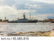 Военный корабль "Серпухов" на фоне Санкт-Петербурга (2024 год). Редакционное фото, фотограф Юрий Шурчков / Фотобанк Лори