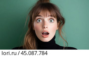 Удивленная молодая женщина на зеленом фоне для концепций моды и образа жизни. Стоковое AI-изображение, AI-художник ФотоИнтеллект / Фотобанк Лори