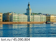 Старинное здание Кунсткамеры (Музея антропологии и этнографии) солнечным июльским утром. Санкт-Петербург, 2024. Редакционное фото, фотограф Дмитрий Мельников / Фотобанк Лори