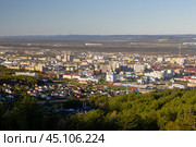 Город Южно-Сахалинск, Сахалинская область, Россия. Красивый утренний городской пейзаж. Вид сверху на кафедральный собор, жилые дома и многоэтажные здания. Путешествие на остров Сахалин. Дальний Восток России. Стоковое фото, фотограф Андрей Степанов / Фотобанк Лори