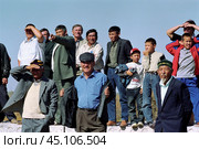 Зрители / болельщики наблюдают за скачками на лошадях и верблюдах, которые проходят на празднике Чабана / Животновода. Этот праздник традиционно ( раз в год - в Сентябре ) проходил в степи Красноярского района Астраханской области. (2005 год). Редакционное фото, фотограф Павел Просянов / Фотобанк Лори