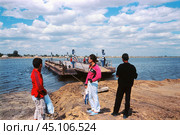Паром причаливает к берегу. Астраханская область, река Кигач, переправа между казахскими селами Байбек и Малый Арал. (2004 год). Редакционное фото, фотограф Павел Просянов / Фотобанк Лори