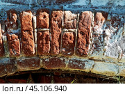 Соль на кирпичной кладке старого дома XIXвека . Выступившая соль, как следствие действия грунтовых вод ( поднятие уровня этих вод в городской среде ) Стоковое фото, фотограф Павел Просянов / Фотобанк Лори