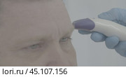 Doctor taking a man's temperature врач мужчине мерит температуру (2018 год). Редакционное видео, видеограф Опока Алексей / Фотобанк Лори