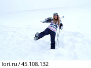 Катание на лыжах, зима, спорт. Счастливая женщина стоит в сугробе с лыжами. Стоковое фото, фотограф Терехова Марина / Фотобанк Лори