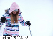 Молодая женщина катается на лыжах. Катание на лыжах, зима, спорт. Стоковое фото, фотограф Терехова Марина / Фотобанк Лори