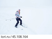 Девушка в горнолыжных очках на снежном склоне. Катание на лыжах, зима, спорт. Стоковое фото, фотограф Терехова Марина / Фотобанк Лори