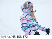 Девушка в горнолыжных очках на снежном склоне. Катание на лыжах, зима, спорт. Стоковое фото, фотограф Терехова Марина / Фотобанк Лори