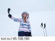 Девушка лыжница фотографирует себя на смартфон на лыжном склоне вне трассы. Блогер, спорт, зима. Стоковое фото, фотограф Терехова Марина / Фотобанк Лори