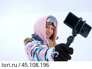 Девушка лыжница фотографирует себя на смартфон на лыжном склоне. Блогер, спорт, зима. Стоковое фото, фотограф Терехова Марина / Фотобанк Лори