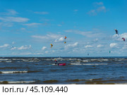 Кайтсерфинг на море. Стоковое фото, фотограф Егор Целнаков / Фотобанк Лори
