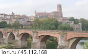 Picturesque landscape with a view of the ancient bridge over the Tarn River in the city of Albi, France. Стоковое видео, видеограф Яков Филимонов / Фотобанк Лори