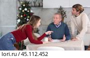 Family members giving advice to old man and discussing inheritance. Family members discussing inheritance. Стоковое видео, видеограф Яков Филимонов / Фотобанк Лори