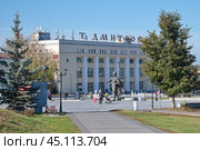 Вид на Советскую площадь и памятник Юрию Долгорукому в Дмитрове осенним солнечным днем. Московская область, Россия. Редакционное фото, фотограф Елена Коромыслова / Фотобанк Лори