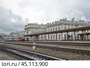Вид на перрон и старинное здание железнодорожного вокзала в Рыбинске. Ярославская область, Россия (2024 год). Редакционное фото, фотограф Елена Коромыслова / Фотобанк Лори