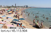 Crowded beach on a hot summer day. Barcelona, Spain (2022 год). Редакционное видео, видеограф Яков Филимонов / Фотобанк Лори