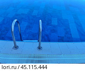 Лестница с поручнями в голубом бассейне. A ladder with handrails in a blue swimming pool. Стоковое фото, фотограф Ольга Петрова-Апостолова / Фотобанк Лори
