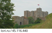 View of the famous medieval castle in Dover, Kent, United Kingdom. This is one of the largest castles in England and a popular tourist attraction. Вид на знаменитый средневековый замок в Дувре, графство Кент, Великобритания. Один из крупнейших замков Англии. Стоковое видео, видеограф Валерий Тесаков / Фотобанк Лори