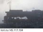 Старый советский паровоз Л-1344 в густом утреннем тумане. Вид сбоку. Сортавала. Редакционное фото, фотограф Виктор Карасев / Фотобанк Лори