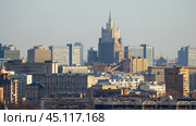 Панорама города Москвы. Красивый городской пейзаж. Над домами возвышается высотное здание с шпилем (здание МИД России). (2023 год). Стоковое фото, фотограф Андрей Степанов / Фотобанк Лори