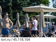 Молодой мужчина видеограф за работой (2024 год). Редакционное фото, фотограф Андрей Иванов / Фотобанк Лори