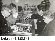 Мужчины во время шахматного турнира. 1970-е годы. Стоковое фото, фотограф Retro / Фотобанк Лори