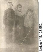 Кабинетный портрет детей в конце 19-го века. Стоковое фото, фотограф Retro / Фотобанк Лори