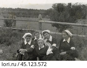 Девушки в белых косынках, на руках повязки с крестом. Учения санитарной дружины на фоне деревеского пейзажа, СССР. Стоковое фото, фотограф Retro / Фотобанк Лори