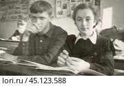 Портрет советских школьников за партой в классе в 50-е годы. Стоковое фото, фотограф Retro / Фотобанк Лори