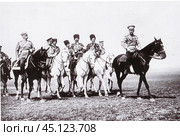 Император Николай II верхом на лошади с казаками личного конвоя. Редакционное фото, фотограф Retro / Фотобанк Лори