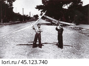 Мальчики запускают летающие модели в 1950-е годы. Стоковое фото, фотограф Retro / Фотобанк Лори
